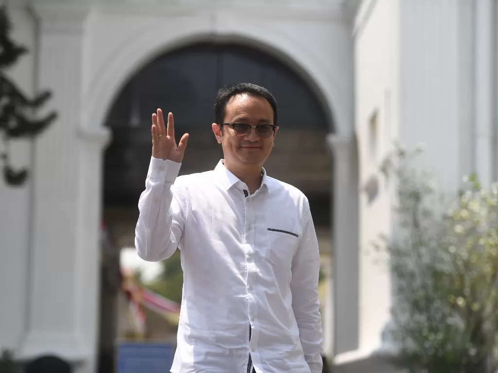 Wakil Menteri Perdagangan Jerry Sambuaga melambaikan tangan usai bertemu Presiden Joko Widodo di Kompleks Istana Kepresidenan, Jakarta, Jumat (25/10). (Antara/Akbar Nugroho Gumay)