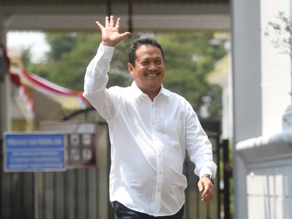 Calon Wakil Menhan Wahyu Sakti Trenggono melambaikan tangan usai bertemu Presiden Joko Widodo di Kompleks Istana Kepresidenan, Jakarta, Jumat (25/10). (Antara/Akbar Nugroho Gumay)