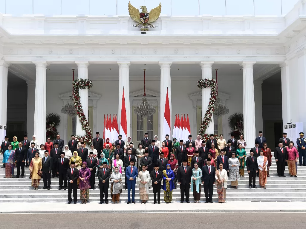 Jokowi didampingi Ma'ruf Amin berfoto bersama jajaran menteri Kabinet Indonesia Maju di Istana Merdeka, Jakarta, Rabu (23/10). (Antara/Puspa Perwitasari)
