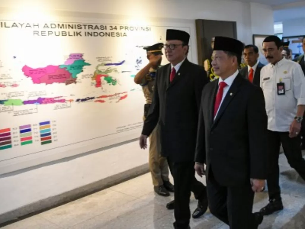 Menteri Dalam Negeri Tito Karnavian (kanan) berjalan bersama pejabat lama Tjahjo Kumolo (kiri). (Antara/M Risyal Hidayat)