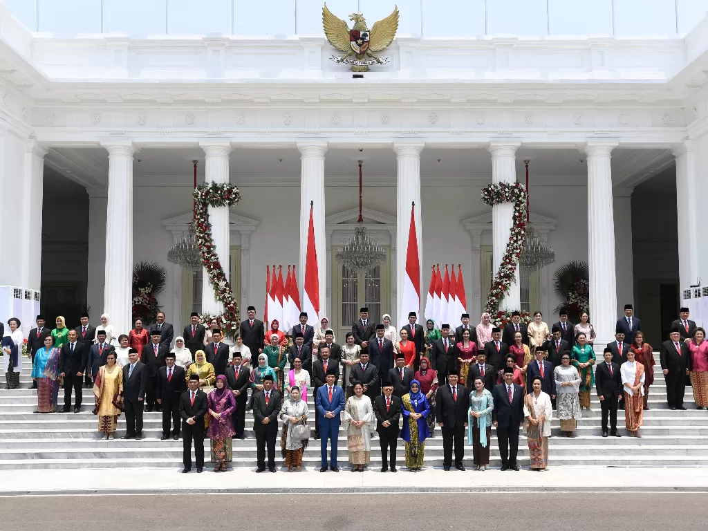 Jokowi didampingi Ma'ruf Amin berfoto bersama jajaran menteri Kabinet Indonesia Maju di Istana Merdeka, Jakarta, Rabu (23/10). (Antara/Wahyu Putro)
