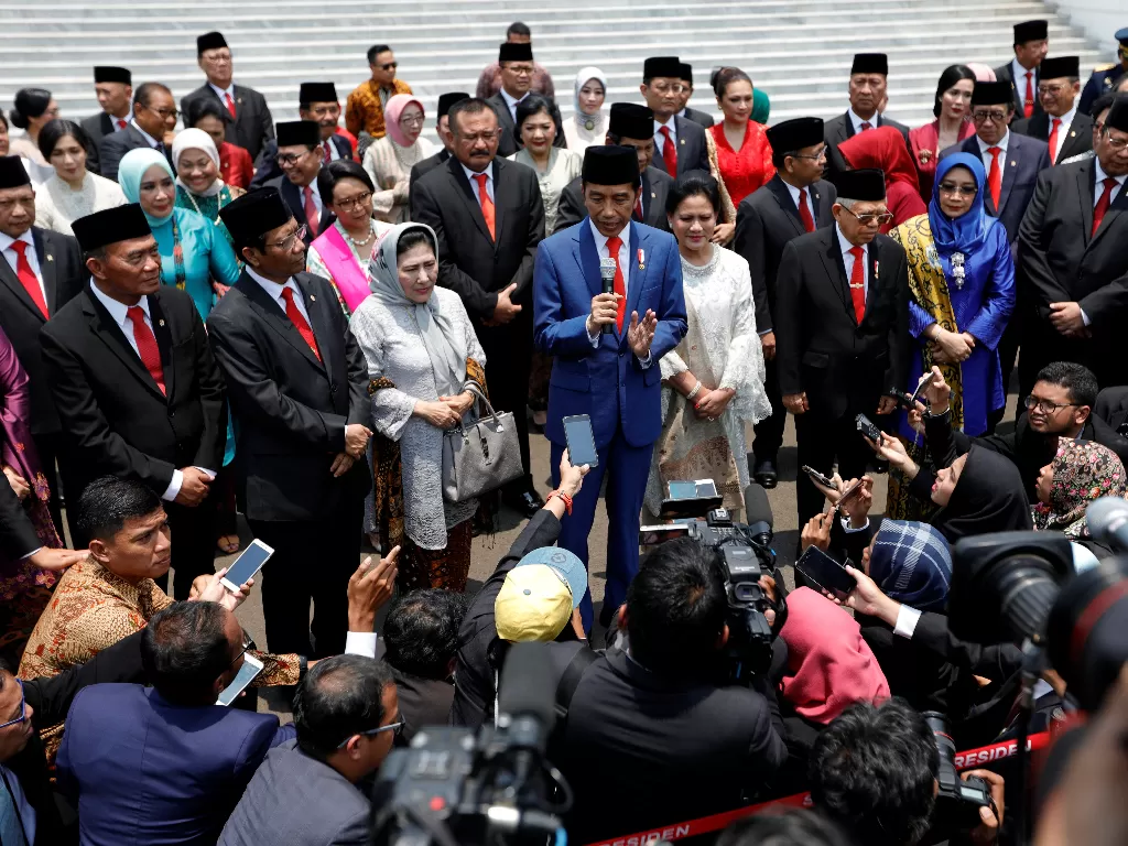Presiden Joko Widodo bersama Wakil Presiden Ma'ruf Amin dan para menteri usai pelantikan Kabinet Indonesia Maju. (Reuters/Willy Kurniawan)