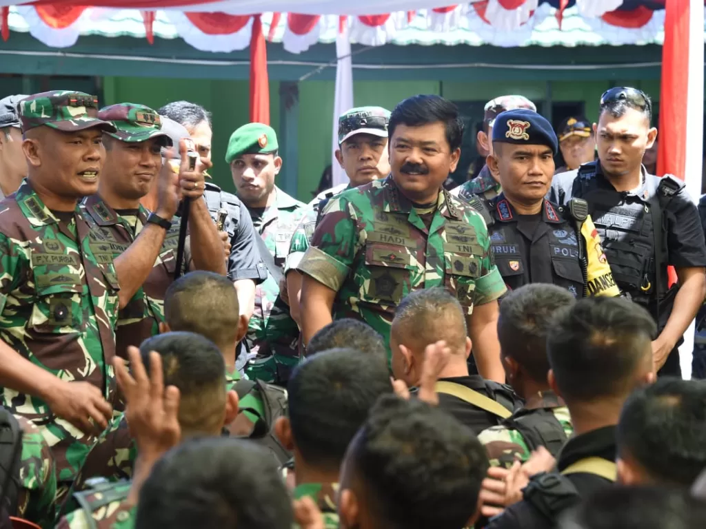 Panglima TNI saat berdialog dengan prajurit TNI-Polri di Makodim 1702/Jayawijaya, Sabtu (26/10). (Puspen TNI)