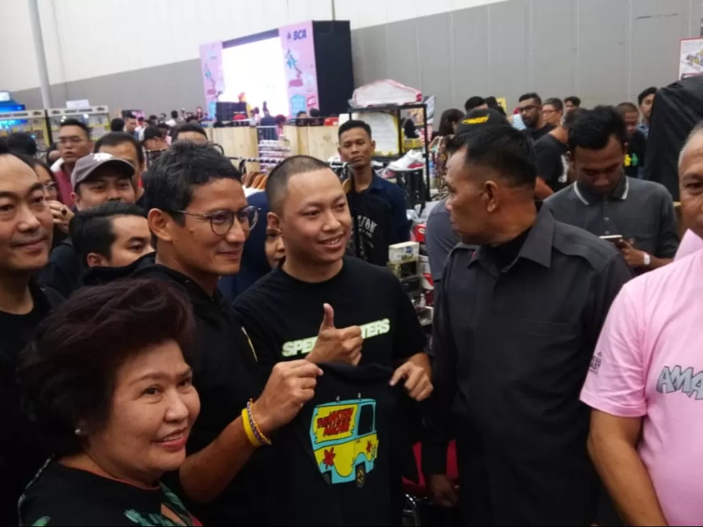 Sandiaga Uno saat berfoto dengan para pengunjung Indonesia Diecast Expo 2019 ((Dok. Indozone/Wilibrodus Kolo)   
