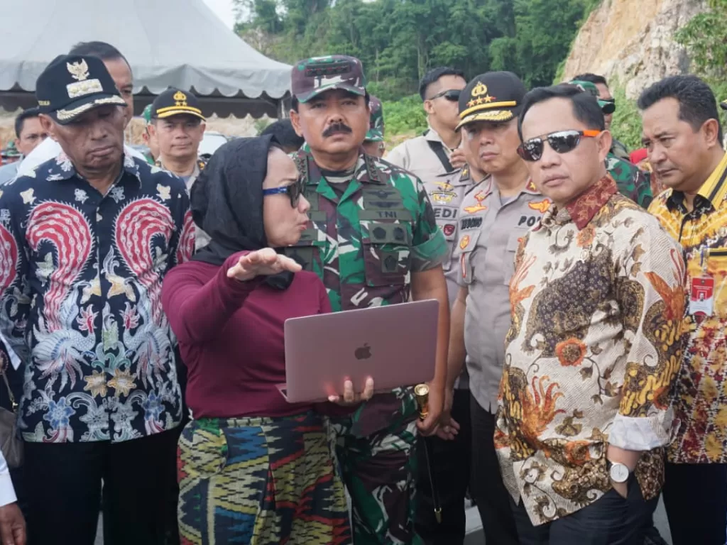 Mendagri Tito Karnavian dan Panglima TNI saat meninjau Jembatan Holtekamp, Sabtu (26/10). (Puspen TNI)