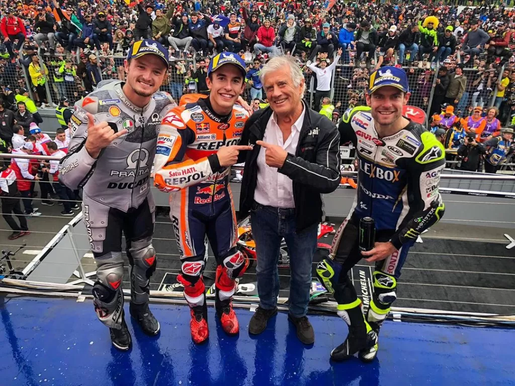 Marc Marquez (kedua dari kiri) berfoto bersama Jack Miller (paling kiri), Cal Crutchlow (paling kanan) dan legenda MotoGP, Giacomo Agostini (kedua dari kanan). (Instagram/@motogp)