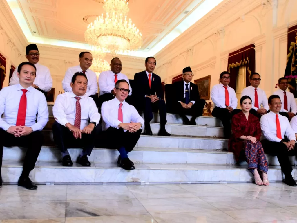 Duduk di tangga bagian dalam Istana Merdeka, Jakarta, Presiden Jokowi didampingi Wakil Presiden KH. Ma’ruf Amin mengumumkan dan memperkanalkan 12 nama Wakil Menteri Kabinet Indonesia Maju, Jumat (25/10/219). (Foto: Rahmat/Humas).