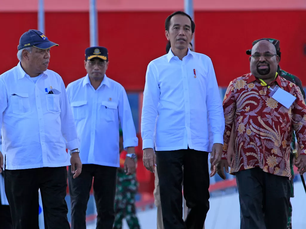 Jokowi (tengah), Gubernur Papua Lukas Enembe (kanan) ((ANTARA/Gusti Tanati/wpa/wsj)