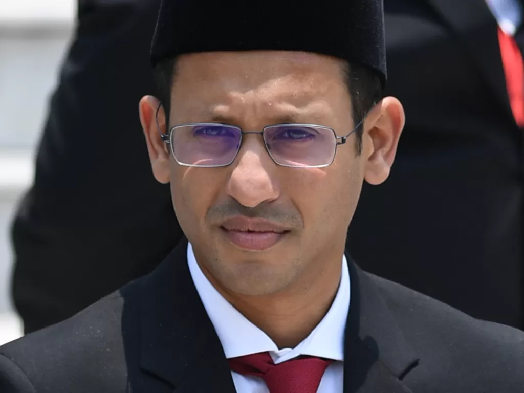 Mendikbud Nadiem Makarim bersiap mengikuti foto bersama seusai pelantikan menteri Kabinet Indonesia Maju di Beranda Istana Merdeka, Jakarta, Rabu (23/10). (Antara/Wahyu Putro A)