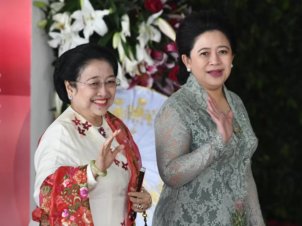 Presiden ke-5 RI, Megawati Soekarnoputri, bersama Ketua DPR, Puan Maharani, menyapa wartawan saat menghadiri Pelantikan Presiden (Antara/Muhammad Adimaja).