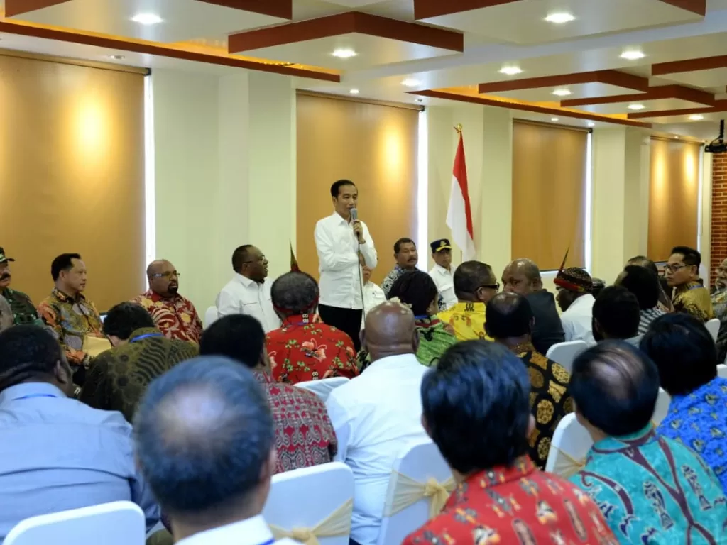 Presiden Joko Widodo (berdiri) saat berdiskusi dengan sejumlah tokoh Papua di Wamena, Senin (28/10). (Dok. Biro Pers Sekretariat Presiden)