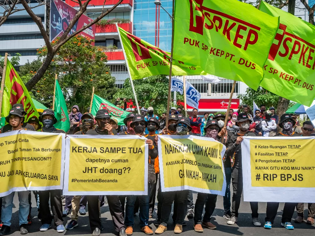 Sejumlah buruh dari berbagai serikat buruh di Jawa Tengah membawa poster saat berunjuk rasa di depan Kantor Gubernur Jawa Tengah di Semarang, Jawa Tengah, Rabu (2/10). (Antara/Aji Styawan)