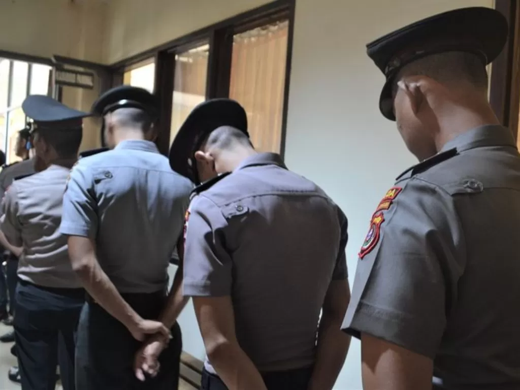 Lima orang polisi memasuki ruang sidang bidang Propam di Polda Sulawesi Tenggara, Kendari, Sulawesi Tenggara, Kamis (17/10). Bidang Propam menggelar sidang disiplin atas kasus pelanggaran SOP membawa senjata api (Antara/Jojon).