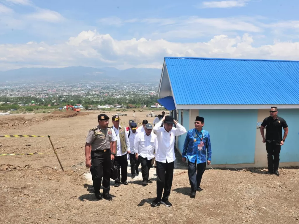 Presiden meninjau lokasi hunian tetap (huntap) korban gempa Sulteng di Duyu, Kecamatan Tatanga, Palu, Selasa (29/10/2019). (Foto: Humas/Jay).