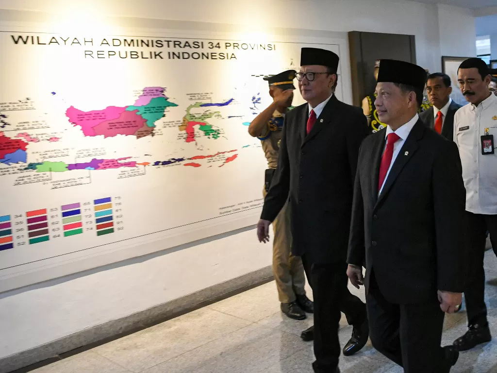 Menteri Dalam Negeri Tito Karnavian (kanan) berjalan bersama Tjahjo Kumolo (kiri), Rabu (23/10/2019). (ANTARA FOTO/M Risyal Hidayat/foc).