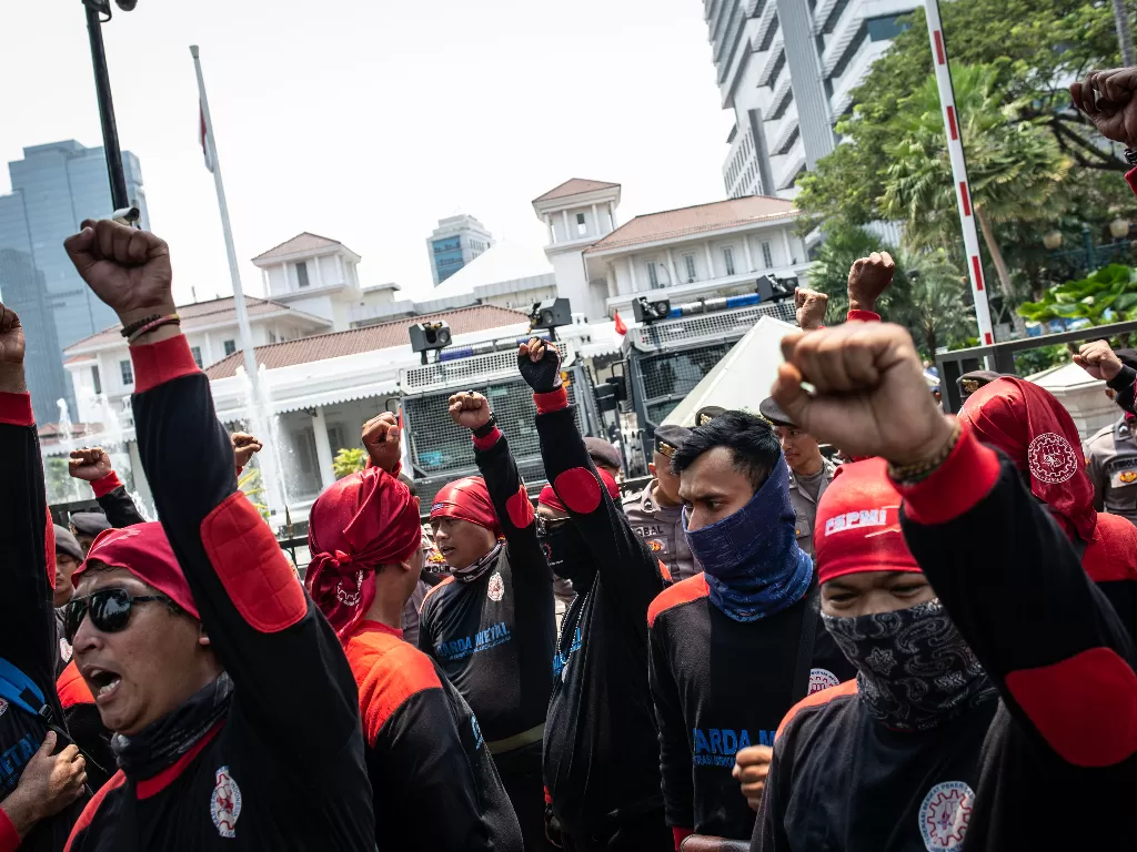 Sejumlah buruh yang tergabung dalam Konfederasi Serikat Pekerja Indonesia (KSPI) berunjuk rasa di depan Balai Kota, Jakarta, Rabu (30/10). (Antara/Aprilio Akbar)