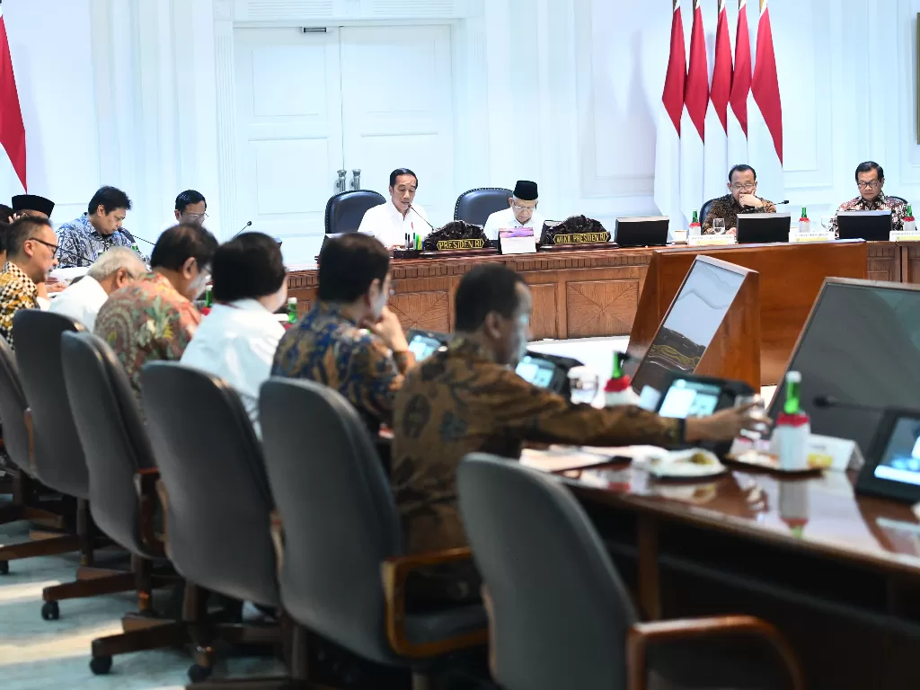 Presiden Joko Widodo didampingi Wakil Presiden KH. Ma’ruf Amin memberikan arahan pada Ratas tentang Penyampaikan Program dan Kegiatan di bidang Kemaritiman dan Investasi, di Kantor Presiden, Jakarta, Rabu (30/10) sore.  (Humas Setkab/Rahmat)