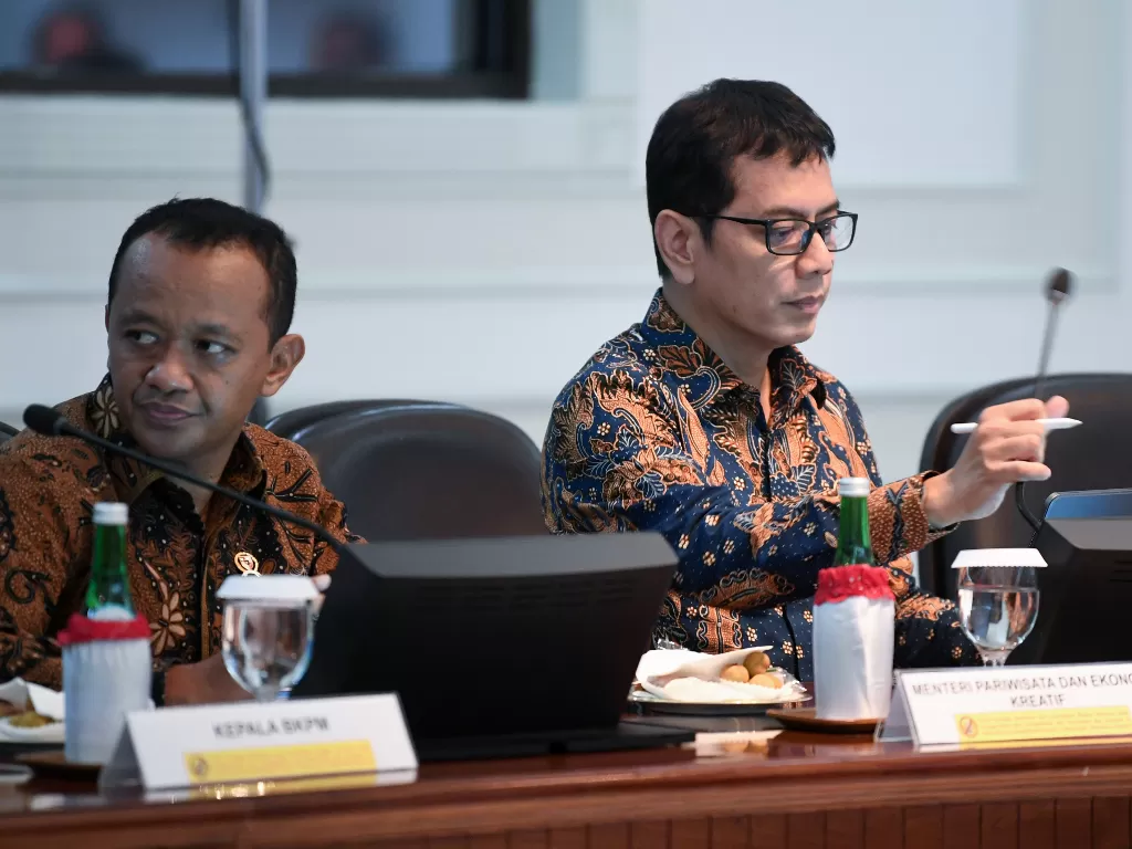 Menteri Pariwisata dan Ekonomi Kreatif Wishnutama (kanan) dan Kepala BKPM Bahlil Lahadalia mengikuti rapat kabinet terbatas di Kantor Presiden Jakarta, Rabu (30/10/2019). (Antara/Wahyu Putro A)