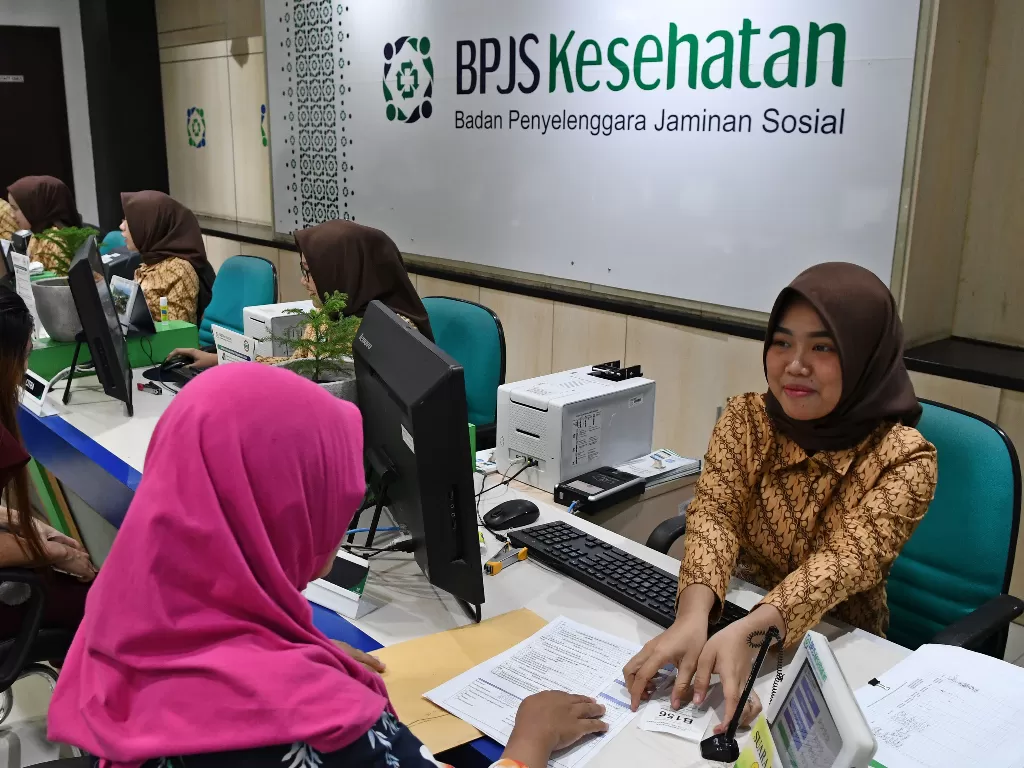 Petugas melayani warga di Kantor Pelayanan BPJS Kesehatan Jakarta Pusat, Matraman, Jakarta, Selasa (3/8). Pemerintah resmi menaikkan iuran BPJS Kesehatan per 1 Januari 2020 (Antara/Aditya Pradana Putra).