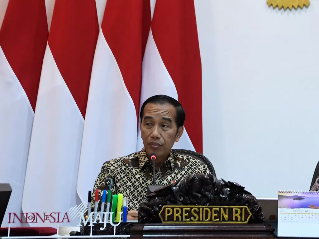 Presiden Joko Widodo saat memimpin rapat terbatas tentang program dan kegiatan bidang politik, hukum dan keamanan di Kantor Presiden, Jakarta, Kamis (31/10). (Antara/Puspa Perwitasari)