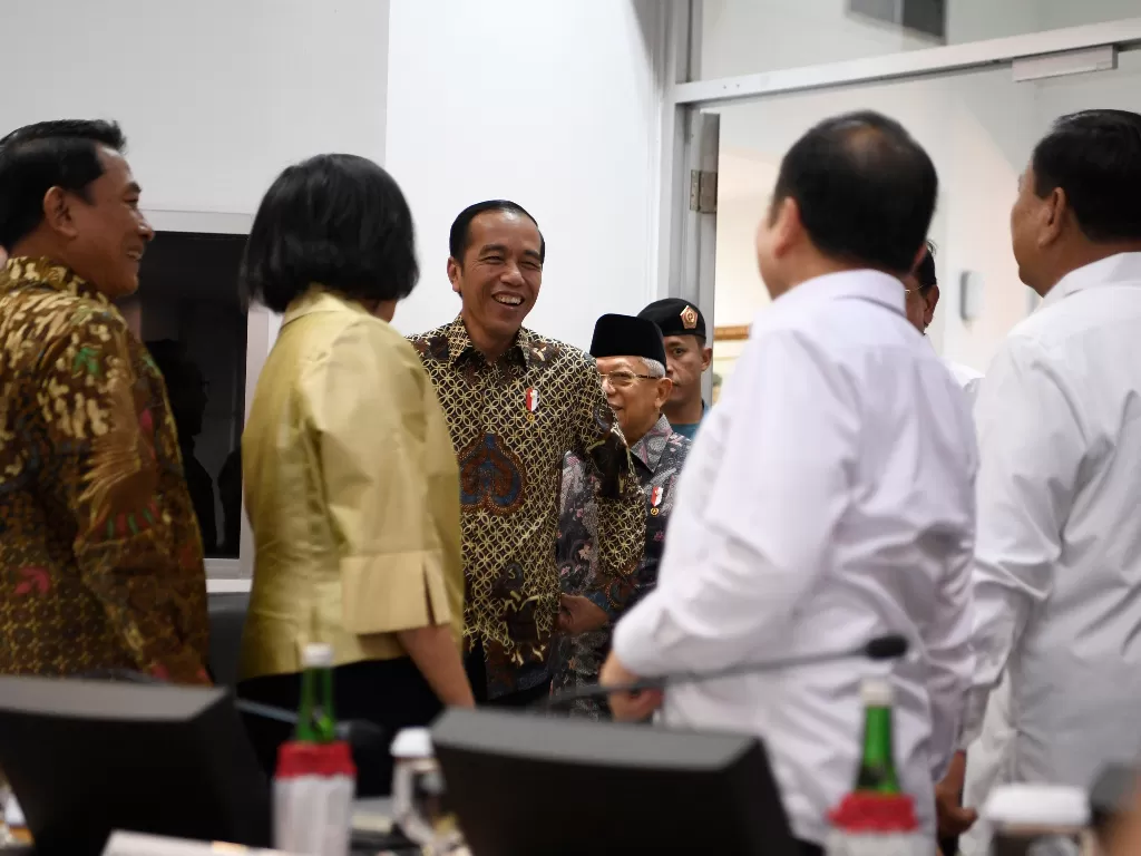 Presiden Joko Widodo (tengah) saat berbincang dengan sejumlah menteri di Istana Kepresidenan, Jakarta, Kamis (31/10). (Antara/Puspa Perwitasari)