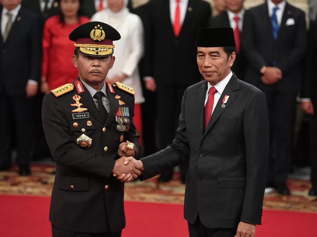 Presiden Joko Widodo (kanan) menyalami Kapolri Jenderal Pol Idham Azis. (Antara/Wahyu Putro A)
