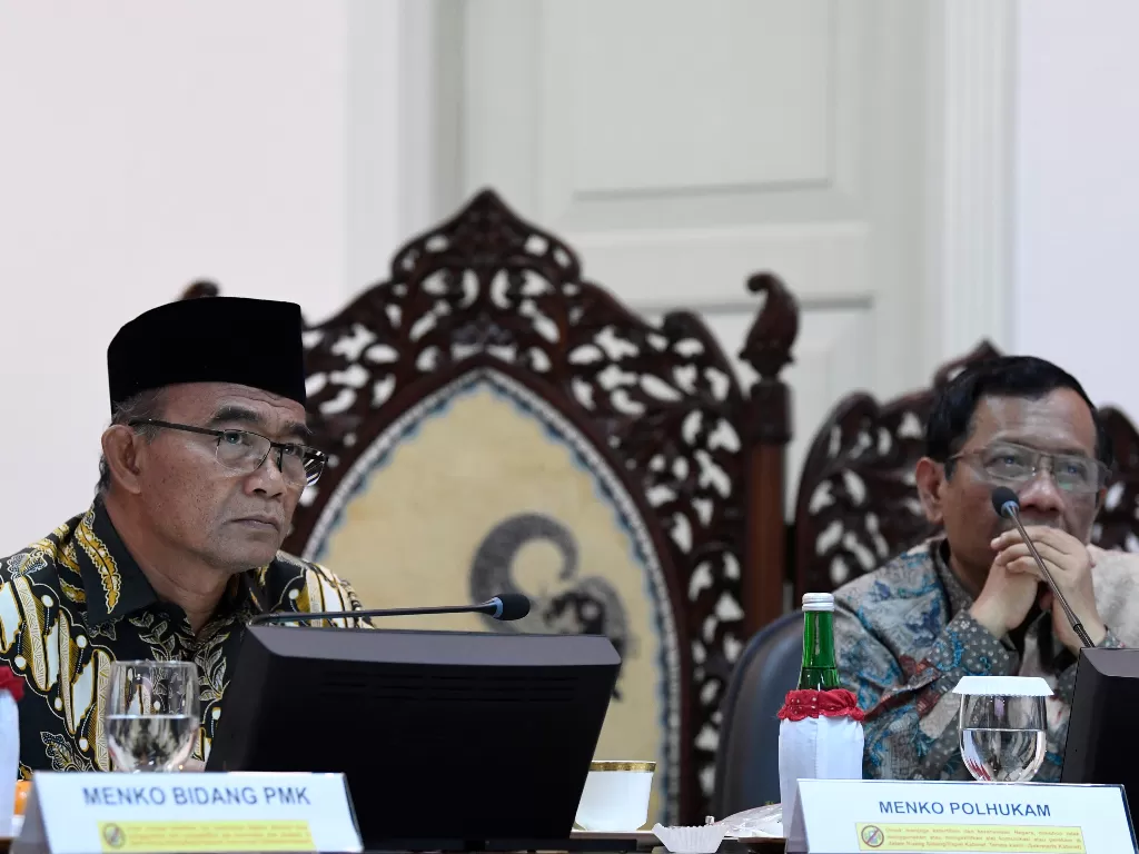 Menko PMK Muhadjir Effendy (kiri) dan Menko Polhukam Mahfud MD (kanan)di Kantor Presiden, Jakarta, Kamis (31/10/2019). (ANTARA FOTO/Puspa Perwitasari/hp).