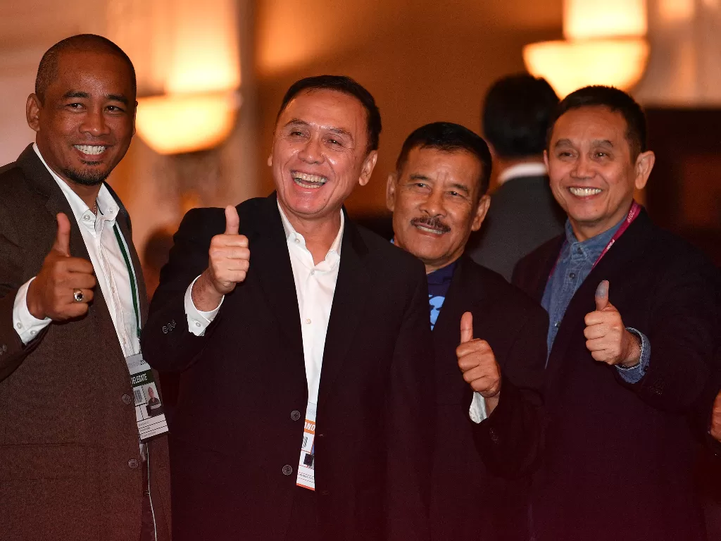 Ketua Umum PSSI Terpilih perioden 2019-2023, Mochamad Iriawan (kedua kiri). (Antara/Sigid Kurniawan)