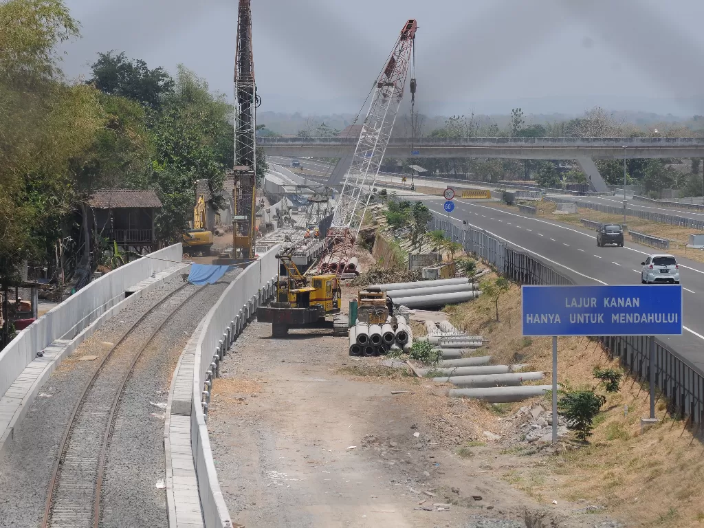 Pekerja beraktivitas membangun jalur kereta api bandara Adi Soemarmo di Ngemplak, Boyolali, Jawa Tengah, Senin (14/10/2019).(ANTARA FOTO/Aloysius Jarot Nugroho/foc).