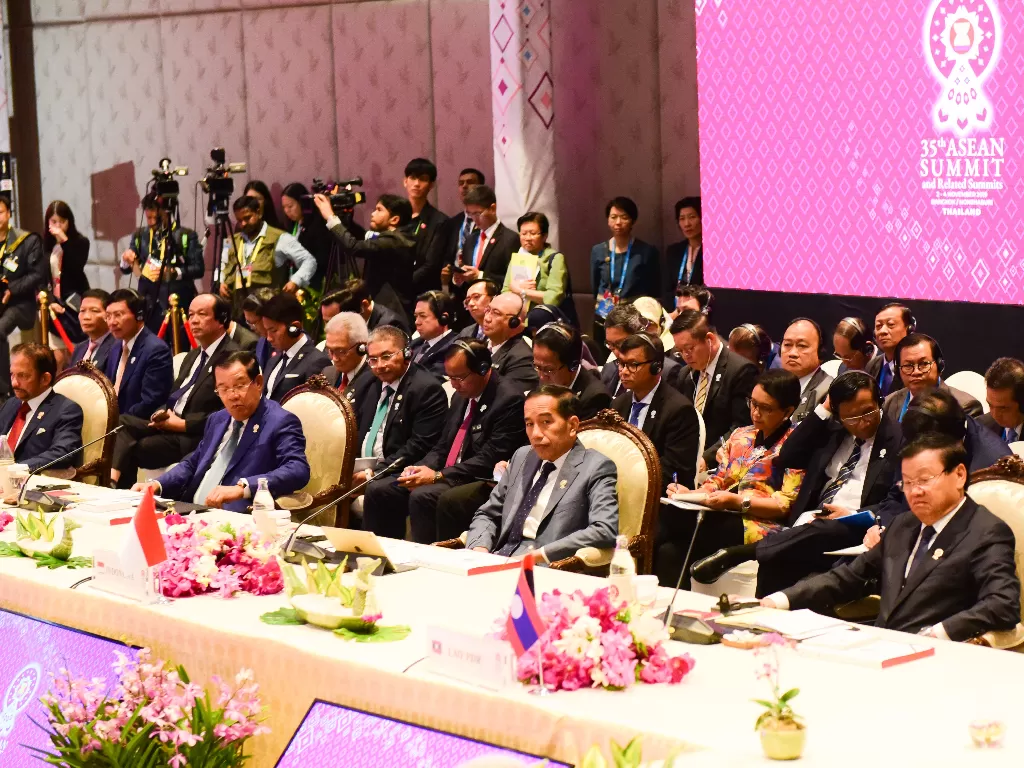 Presiden Jokowi didampingi sejumlah menteri Kabinet Indonesia Maju menghadiri KTT ASEAN-India, di IMPACT Forum, Bangkok Thailand, Minggu (3/11). (Rahmat/Humas).