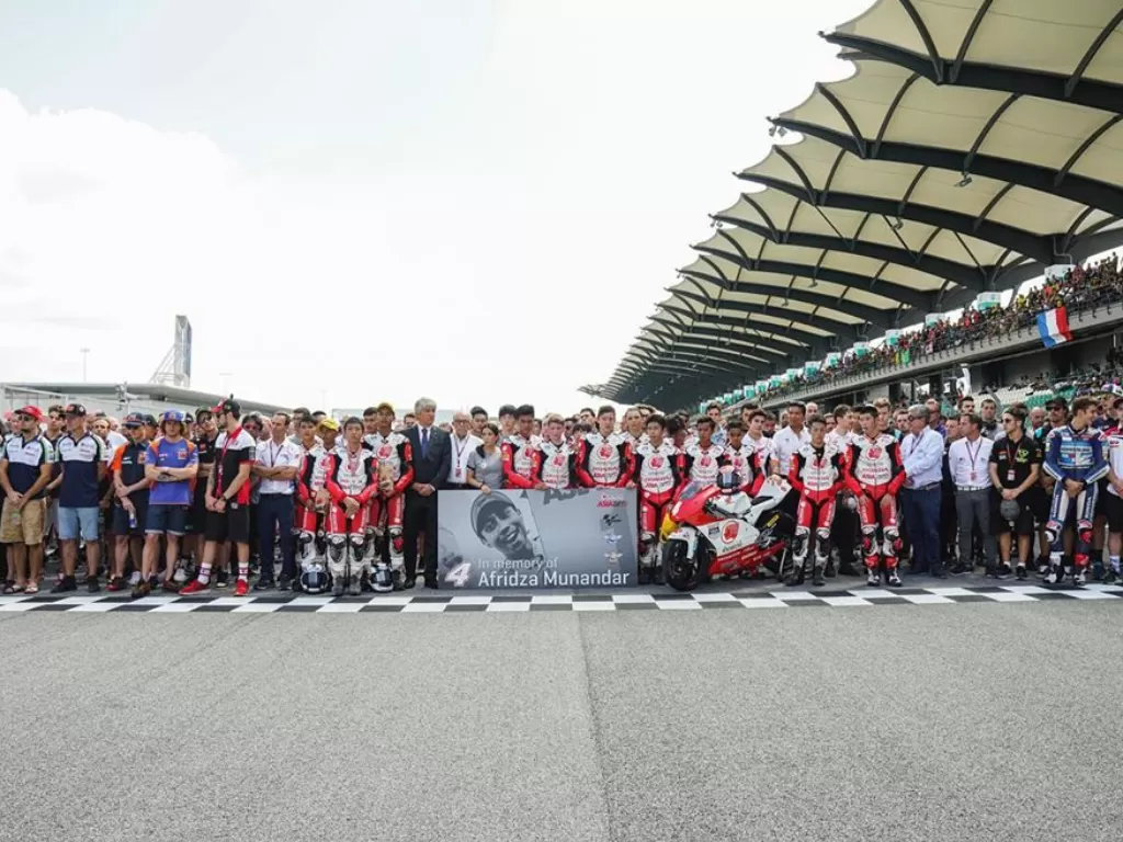 Para pembalap MotoGP memberikan penghormatan kepada Afridza Munandar. (Instagram/@asiatalentcup)