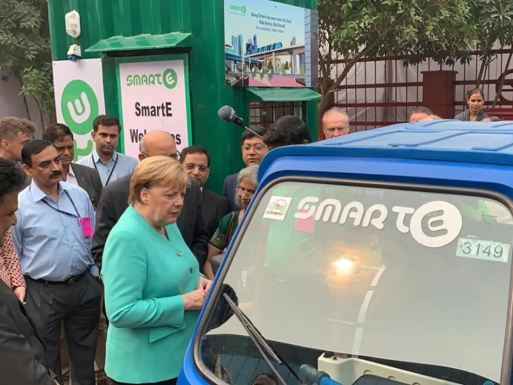 Kanselir Jerman Angela Merkel saat melihat stasiun pengisian mobil listrik di India, Sabtu (2/11). (Reuters/Andreas Rinke)