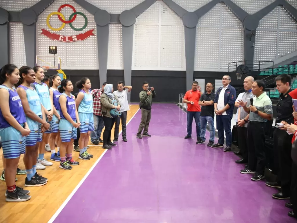 Menpora Zainudin Amali melihat perkembangan Timnas basket putri Indonesia di GOR CLS Surabaya. (Putra/Kemenpora.go.id)