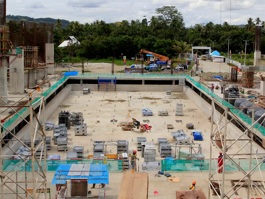Pekerja menyelesaikan pembangunan venue aquatic PON 2020 di Kampung Harapan Sentani, Jayapura, Papua, Senin (14/10). (Antara/Gusti Tanati)