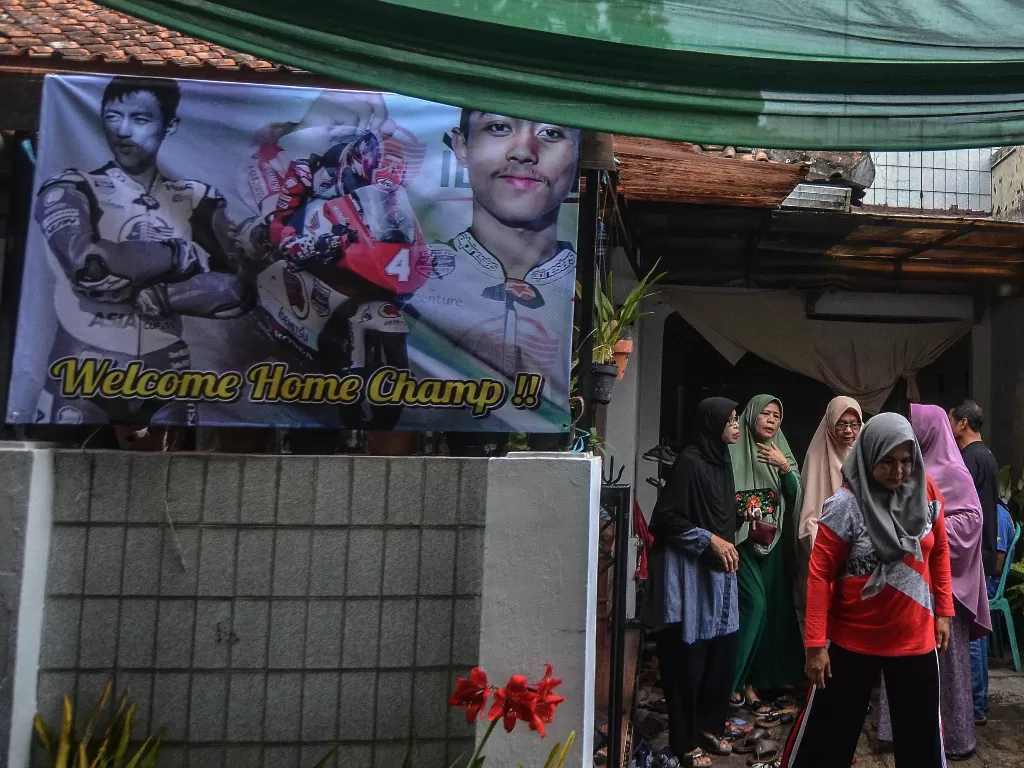 Suasana duka di rumah pembalap asal Indonesia Afridza Syach Munandar yang meninggal akibat kecelakaan di Sirkuit Sepang, Malaysia, Minggu (3/11). (Antara/Adeng Bustomi)