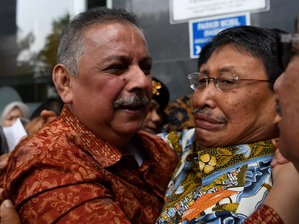 Mantan Dirut PLN Sofyan Basir (kiri) meluapkan kegembiraan bersama kerabat usai diputus bebas di Pengadilan Tipikor, Jakarta. (Antara/Puspa Perwitasari)