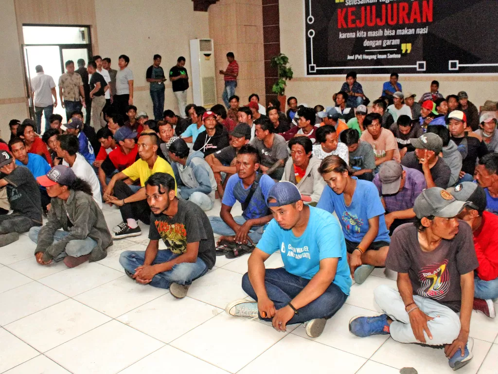 Polisi menghadirkan 92 preman yang terjaring operasi, di Mapolres Metro Bekasi Kota, Bekasi, Jawa Barat, Selasa (5/11). (Antara/Risky Andrianto)