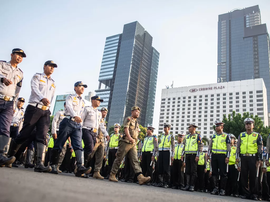 Sejumlah petugas Dishub, Satpol PP dan Polisi Lalu Lintas mengikuti Apel Gelar Pasukan Operasi Zebra Jaya 2019 (Antara/Aprillio Akbar).