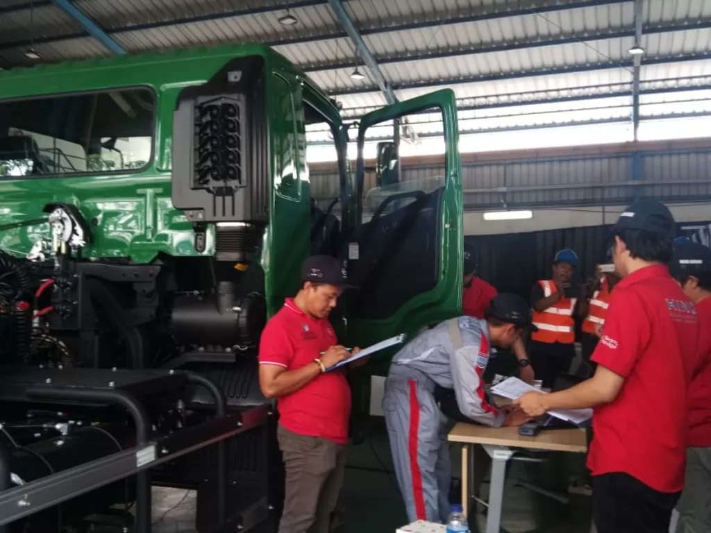 Para teknisi truk mengikuti CS Contest Hino di Jatake, Tangerang (Indozone/Wilfridus Kolo)