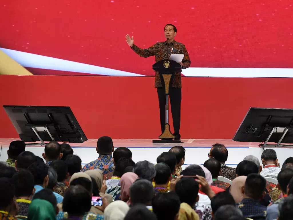 Presiden Joko Widodo memberikan sambutan saat membuka Rapat Koordinasi Nasional (Rakornas) Pengadaan Barang/Jasa Pemerintah Tahun 2019 di Jakarta Convention Center, Jakarta, Rabu (6/11). (Antara/Wahyu Putro A)