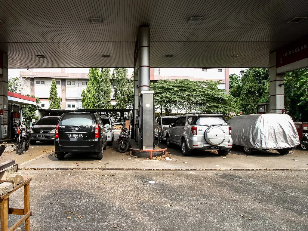 Sejumlah kendaraan terparkir di lahan bekas SPBU di Jakarta, Senin (4/11). SPBU yang berada di Jalan Daan Mogot tersebut sudah beralih fungsi menjadi lahan parkir (Antara/Rivan Awal Lingga).