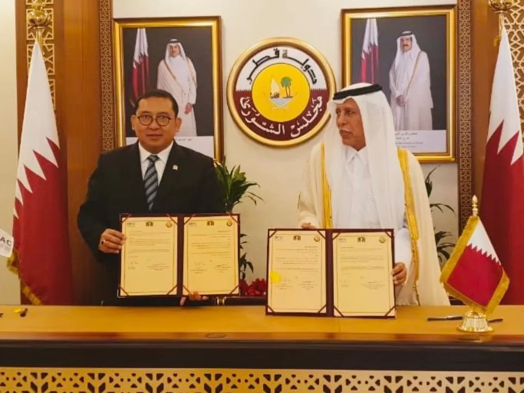 Presdien Gopac, Ketua BKSAP DPR RI, Fadli Zon bersama Ketua Parlemen Qatar H.E. Ahmad Bin Abdullah Bin Zaid Al Mahmoud menandatanagni MoU