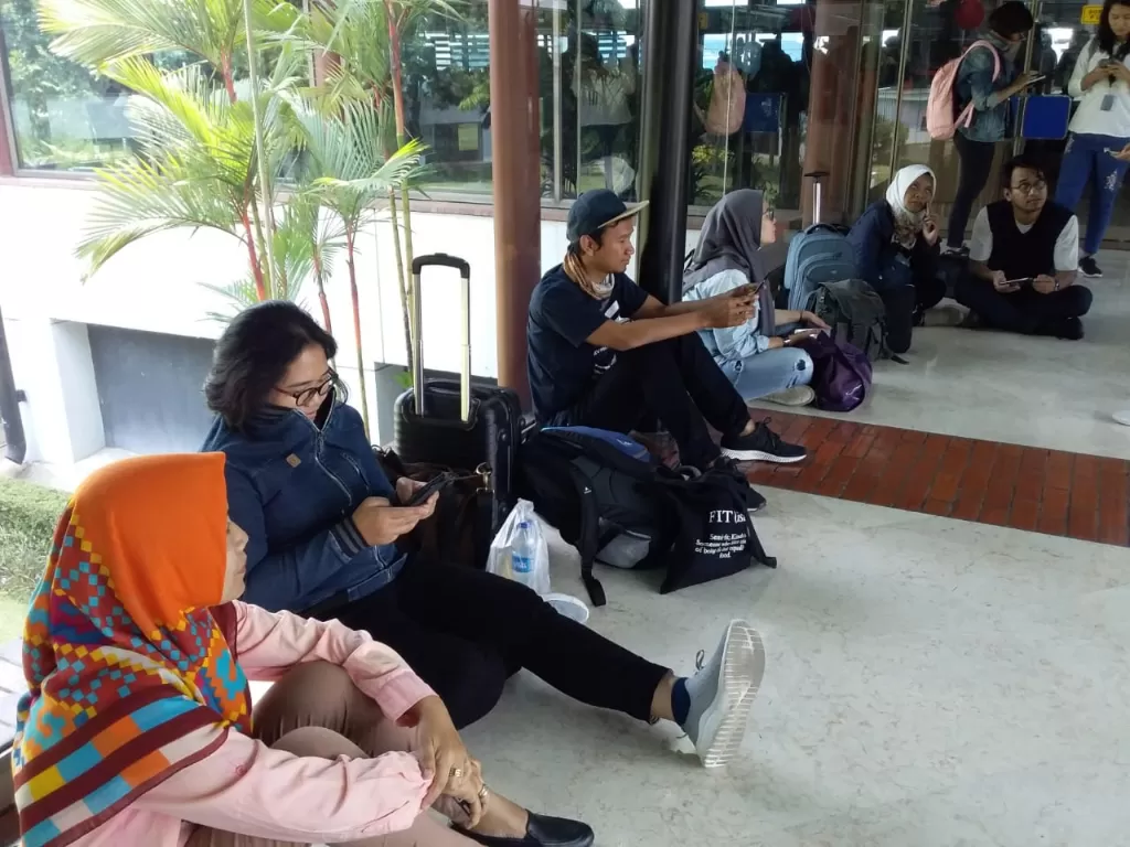 Sejumlah wartawan tampak terlantar di Bandara Soekarno-Hatta, Tangerang, Banten, Kamis (7/11), karena pesawat Sriwijaya Air batal terbang. (Indozone/Dok. Pribadi)