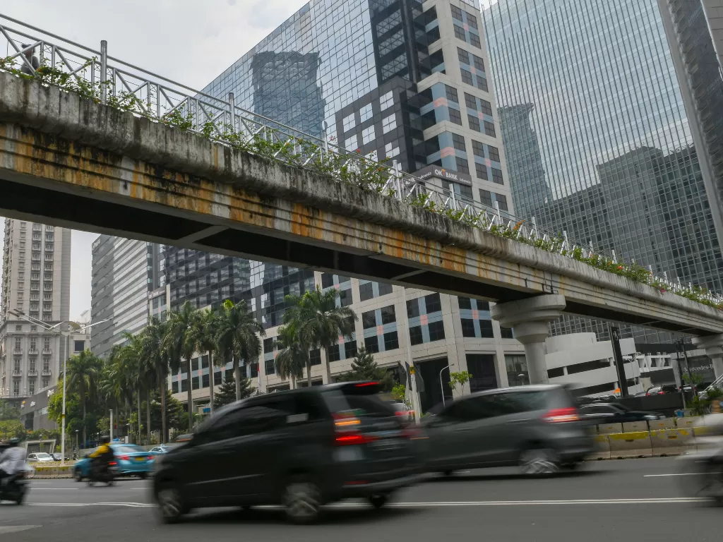 Jembatan penyeberangan orang (JPO) yang tidak beratap di jalan Sudirman, Jakarta, Rabu (6/11). (Antara/M Risyal Hidayat)