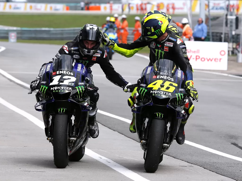 Dua pembalap Yamaha, Maverick Vinales (kiri) dan Valentino Rossi (kanan). (Reuters/Lai Seng Sin)