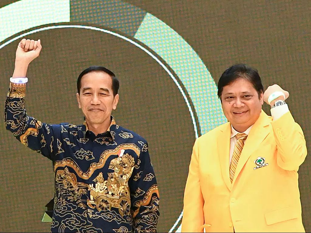 Presiden Joko Widodo (kiri) bersama Ketua Umum DPP Partai Golkar Airlangga Hartarto ketika membuka peringatan HUT ke-55 Partai Golkar di Jakarta, Rabu (6/11). (Antara/M Risyal Hidayat)