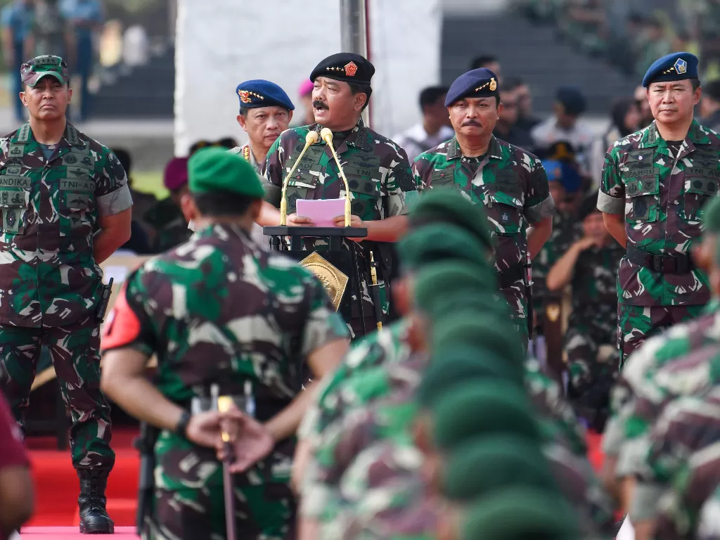 Panglima TNI, Marsekal TNI Hadi Tjahjanto (tengah), bakal ditemani wakil panglima setelah Presiden Joko Widodo meneken Perpres terkait hal tersebut (Antara/Nova Wahyudi).
