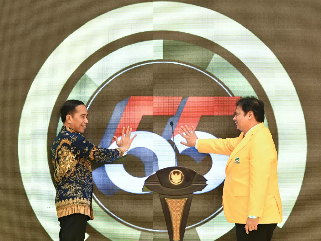Presiden Joko Widodo (kiri) bersama Ketua Umum DPP Partai Golkar Airlangga Hartarto (kanan) menekan layar saat membuka peringatan HUT ke-55 Partai Golkar di Jakarta, Rabu (6/11). (Antara/M Risyal Hidayat)
