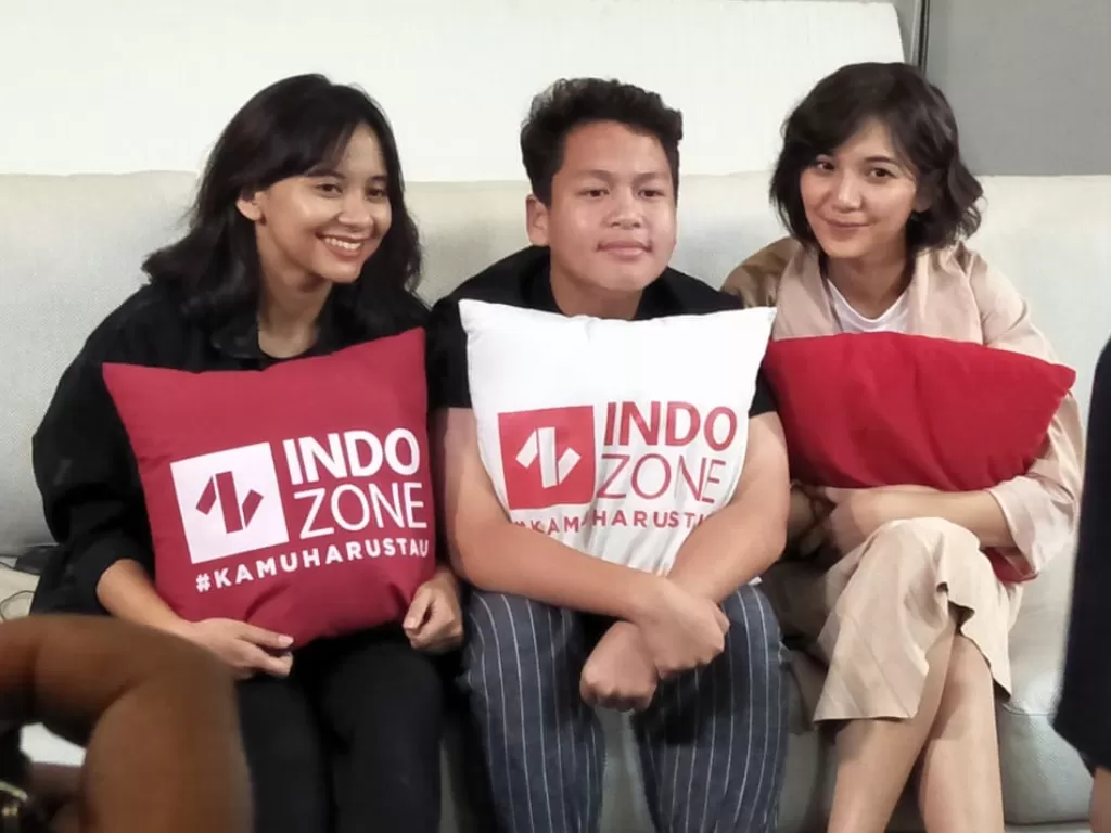 Naya Anindita (kiri), Fatih Unru (tengah) dan Sheila Dara (kanan) dalam acara Media Visit film Eggnoid di kantor Indozone. (Richardo/Indozone)