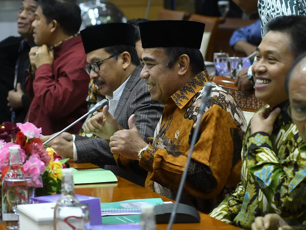  Menteri Agama Fachrul Razi (tengah) mengikuti rapat kerja dengan Komisi VIII DPR di Kompleks Parlemen, Senayan, Jakarta, Kamis (7/11). (Antara/Nova Wahyudi)